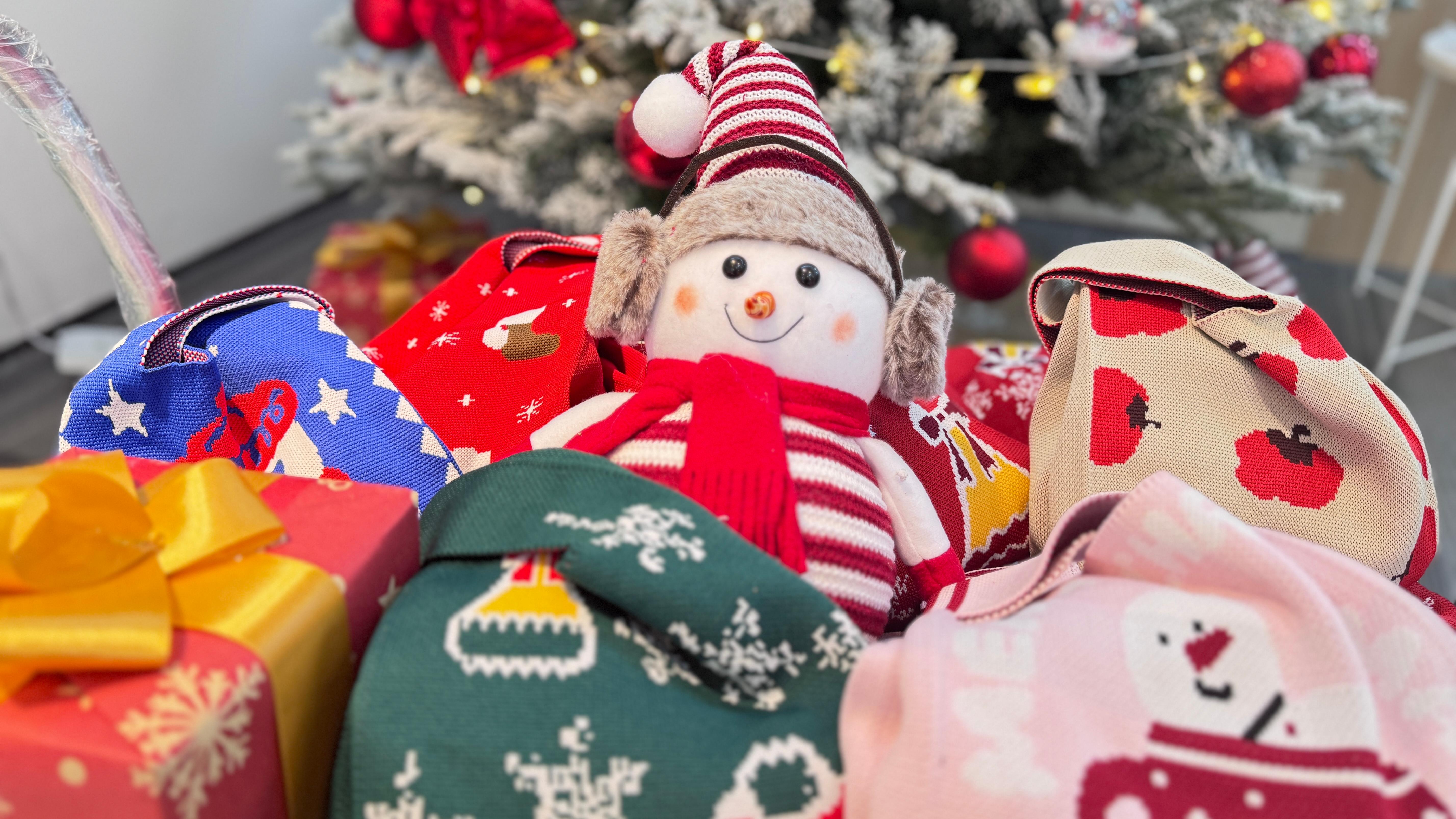 Christmas Gifts | The office is full of surprises, please accept this winter warmth!